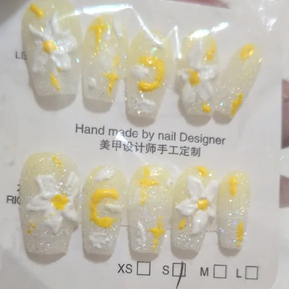 Pink Floral Press-On Nails - Picture 4 of 4